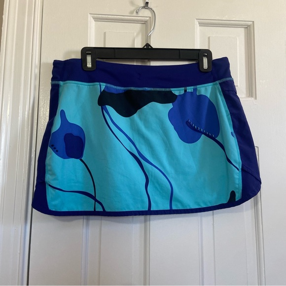 Patagonia Athletic Skort with Shorts in Blue Floral - Medium - Picture 6 of 6